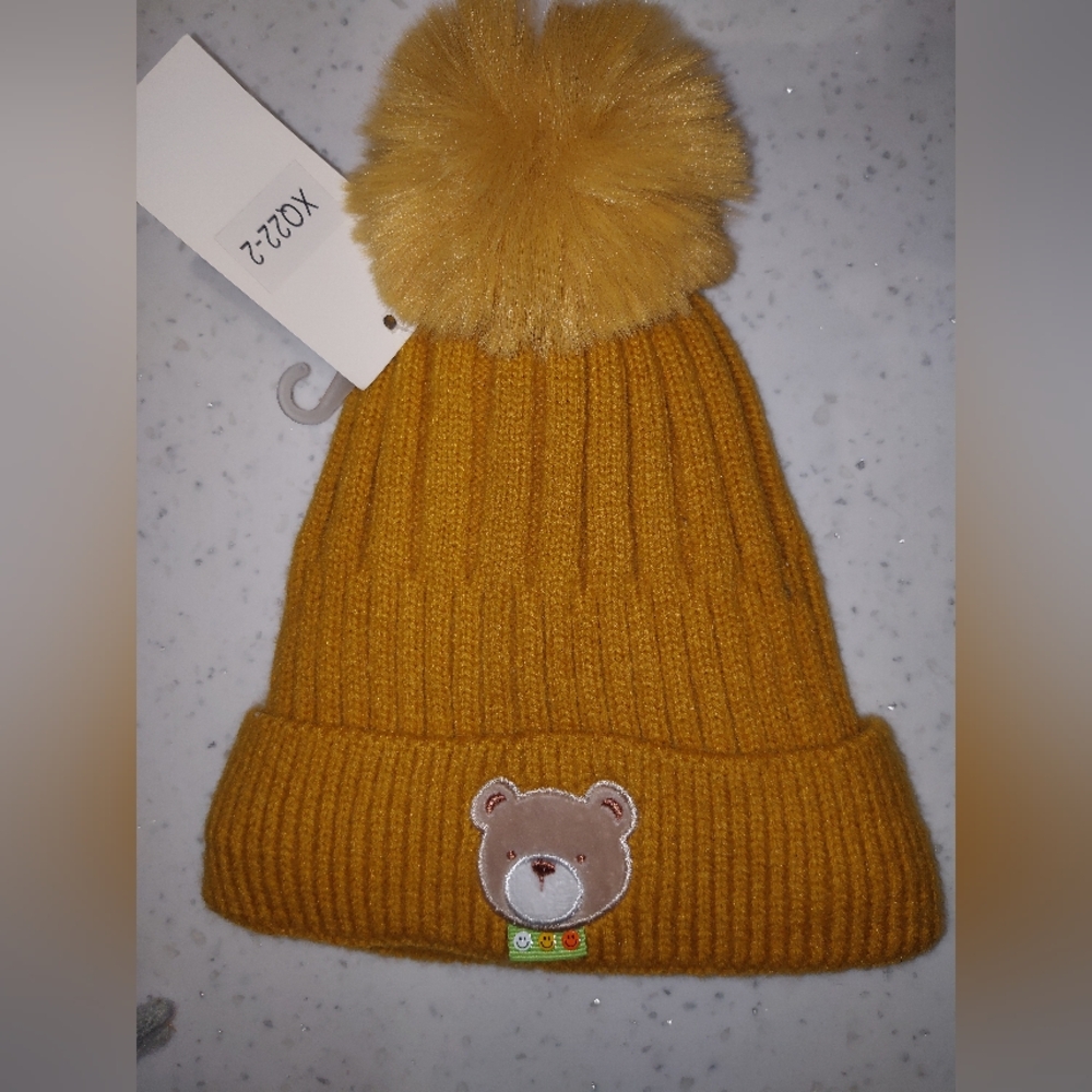 XQ high quality hat with single pom pom
